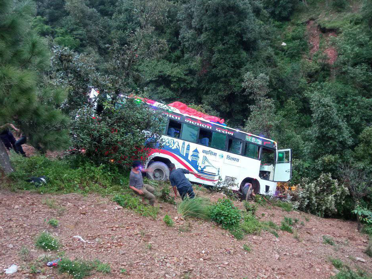 बैतडीमा बस दुर्घटना, रुखमा अड्किदा ठूलो क्षति हुनबाट जोगियो 